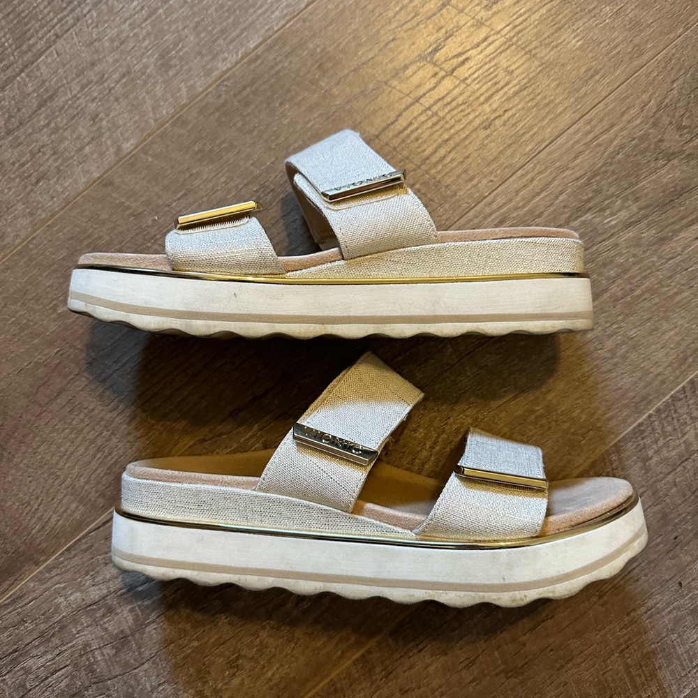 Gently used Vionic Brandie Slides